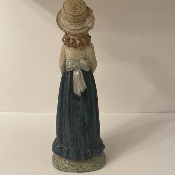 Vintage Nao Lladro Porcelain "Girl with her hands‎ in apron" 1982 - Picture 4 of 6